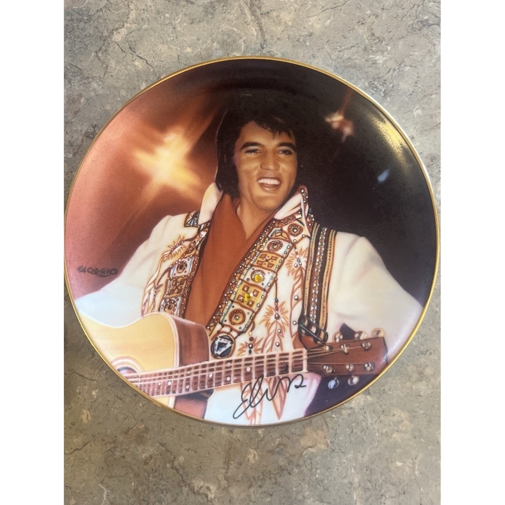 Vintage 1995 REMEMBERING ELVIS PLATE COLLECTION "THE SPIRIT"